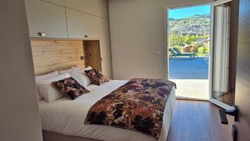 4 bedrooms, in-room safe, desk, iron/ironing board
