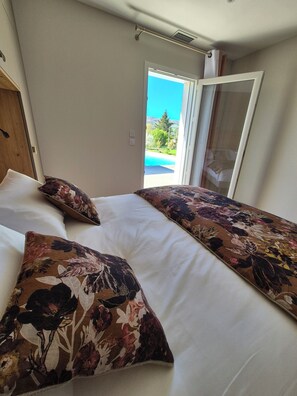 4 bedrooms, in-room safe, desk, iron/ironing board