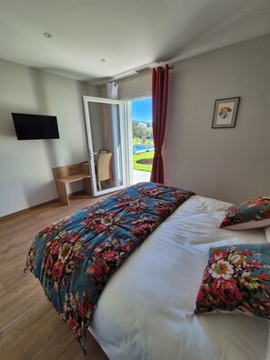 4 bedrooms, in-room safe, desk, iron/ironing board