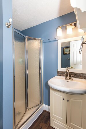 Hair dryer, towels - Family Cottage Near Cedar Point and Sports Center! (Huron)
