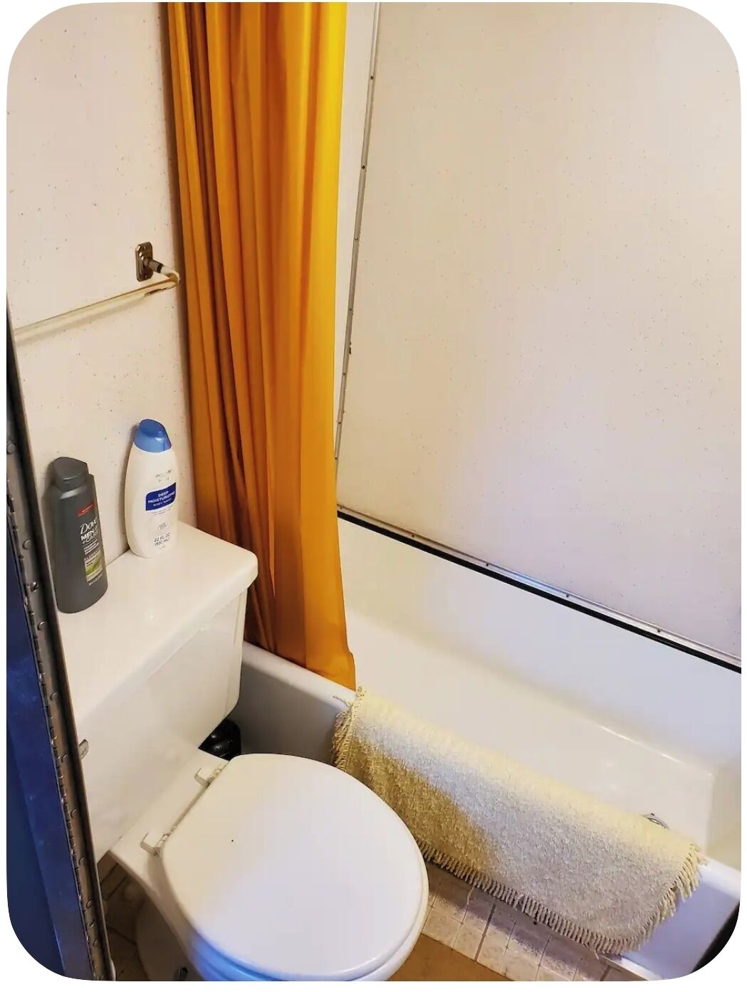 Douche, sèche-cheveux, serviettes fournies, savon