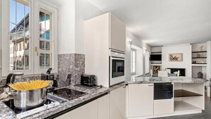 Una cocina moderna con horno empotrado, estufa y pileta.