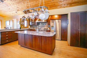 Fridge, microwave, oven, stovetop - Luxury Woman Lake home with entire separate guest house over garage (Hackensack)