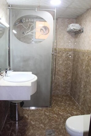 Douche, articles de toilette (gratuits), serviettes fournies, savon
