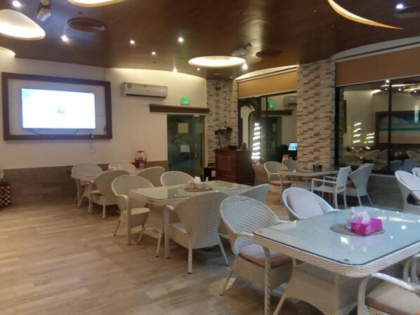 Dining -  Corniche Palace Hotel (Ajman)