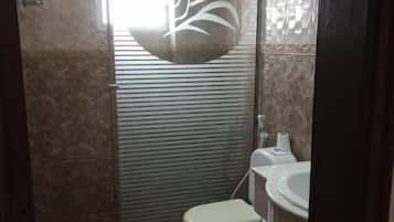 Kamar Double Standar | Kamar mandi | Shower, perlengkapan mandi gratis, handuk, dan sabun