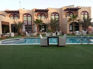 حمّام سباحة خارجي