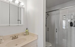Bathroom - Timeless Townhome overlooking Grand Lake with beautiful unobstructed water views (Afton)