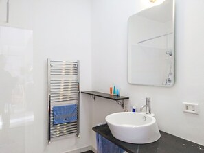 Bathroom - Cosy apartment for 4 guests with pool, WIFI, TV and terrace (Leggiuno)
