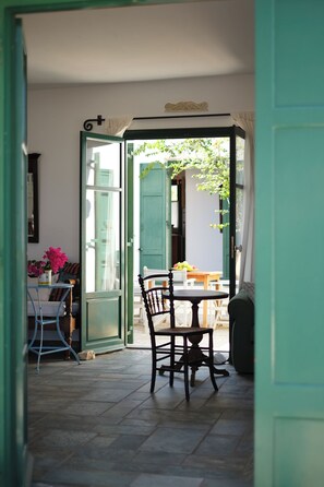 Interior - Santa Maria Architect's Villa with Atrium & Gardens (Naousa)