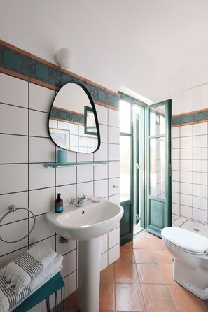 Haartrockner, Handtücher, Seife, Toilettenpapier