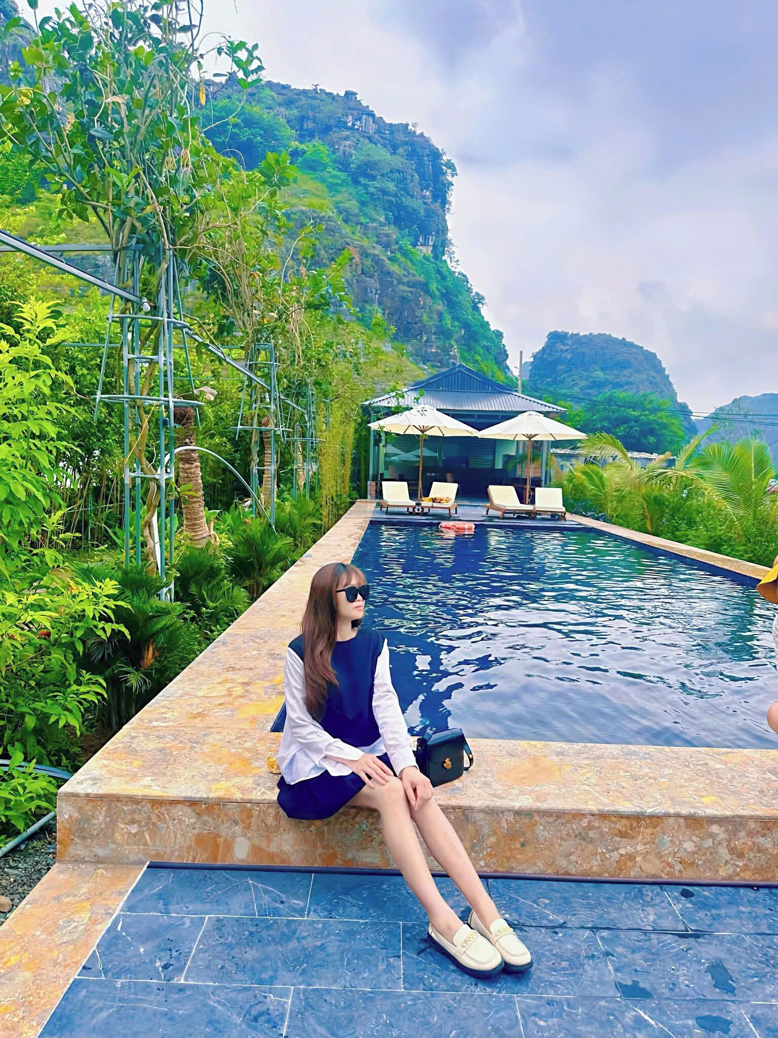 Outdoor pool, free pool cabanas, pool umbrellas