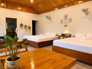 Habitación familiar, balcón, vistas al lago | Escritorio, sistema de insonorización, wifi gratis y ropa de cama