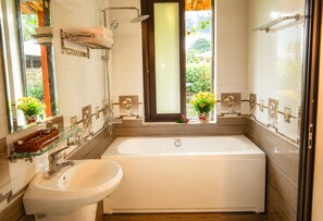 Quarto família, sacada, vista para o lago | Banheiro | Chuveiro, ducha de hidromassagem, produtos de toalete grátis 