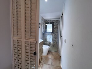 Shower - Casa Elena - 2 bedrooms, 2 bathrooms and private garden, ground floor (Torroella de Montgri)