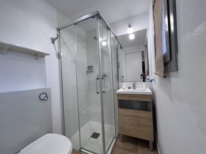 Shower - Casa Elena - 2 bedrooms, 2 bathrooms and private garden, ground floor (Torroella de Montgri)