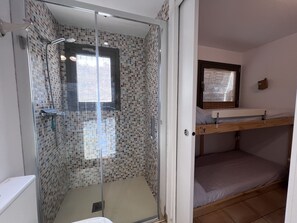 Shower - Casa Elena - 2 bedrooms, 2 bathrooms and private garden, ground floor (Torroella de Montgri)