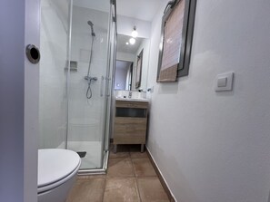 Shower - Casa Elena - 2 bedrooms, 2 bathrooms and private garden, ground floor (Torroella de Montgri)