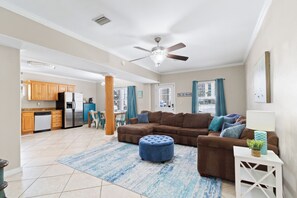 Smart TV, video games, books - Multi-Family, Short Walk to Beach, Fire Pit (Gulf Shores)