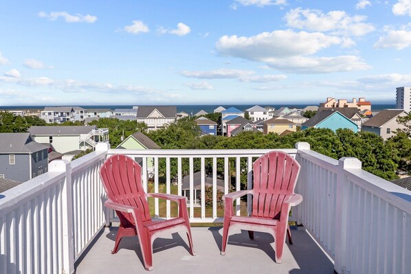 Property grounds - Sunrise at CB.  Spacious Beach Townhome with Rooftop Views + Walk to Beach (Carolina Beach)