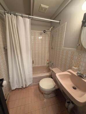 Sèche-cheveux, serviettes fournies, savon, papier toilette