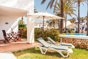 Outdoor dining - Seaside cove   ground floor apartment with terrace, pool, and paddle tennis court (Ciutadella de Menorca)