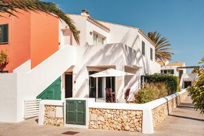 Exterior - Seaside cove   ground floor apartment with terrace, pool, and paddle tennis court (Ciutadella de Menorca)