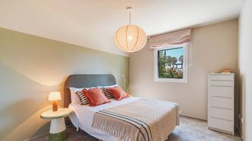 2 slaapkamers, een strijkplank/strijkijzer, reisbedje, gratis wifi