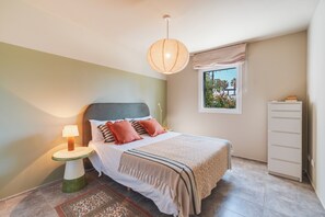 Room - Seaside cove   ground floor apartment with terrace, pool, and paddle tennis court (Ciutadella de Menorca)