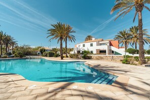 Pool - Seaside cove   ground floor apartment with terrace, pool, and paddle tennis court (Ciutadella de Menorca)