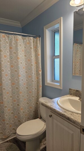 Shower, hair dryer, towels, soap - Cozy Retreat on Lake Okeechobee Rim Canal close to Brighton Casino (Okeechobee)