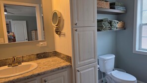 Shower, hair dryer, towels, soap - Cozy Retreat on Lake Okeechobee Rim Canal close to Brighton Casino (Okeechobee)