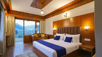 Minibar, desk, laptop workspace, free WiFi