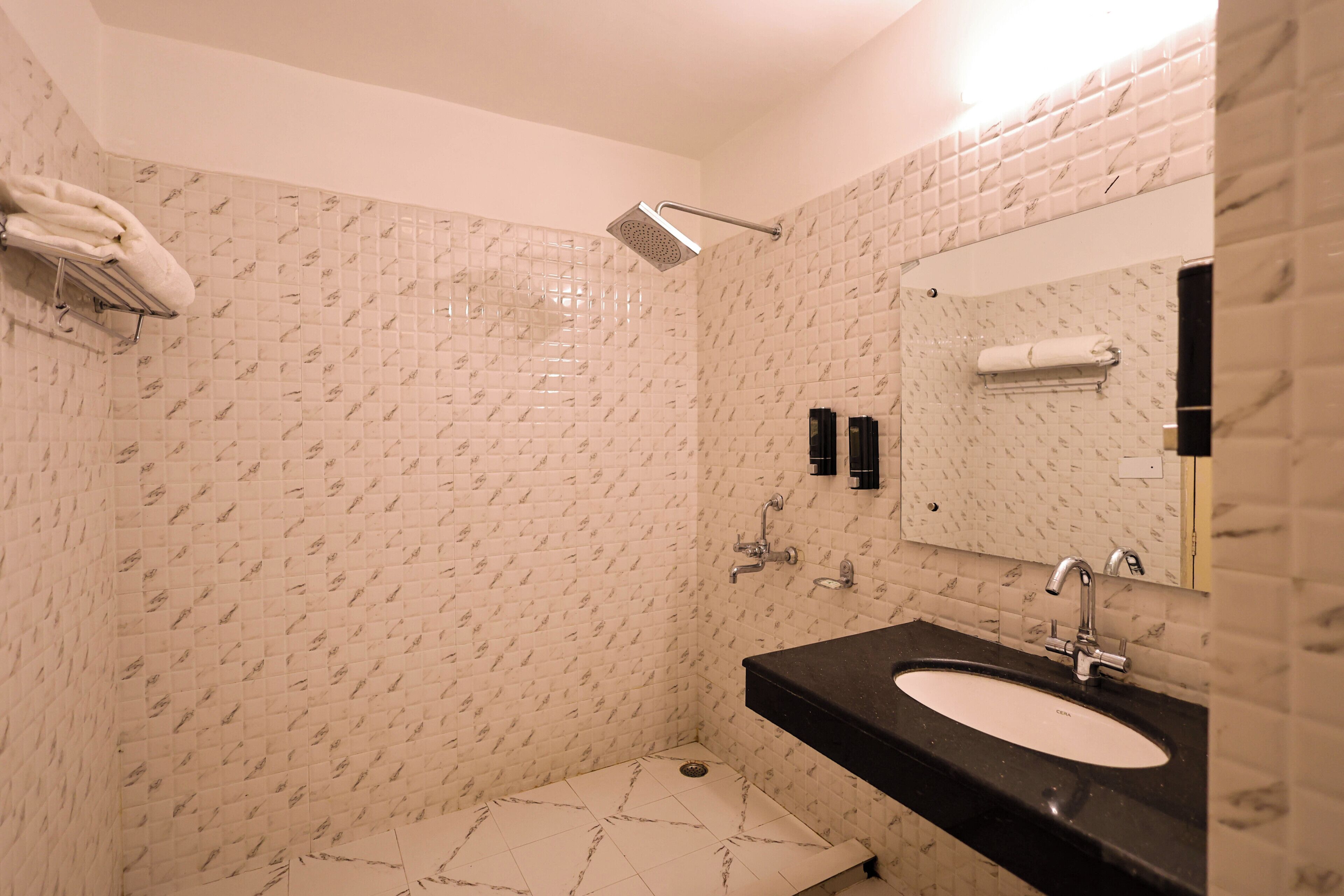 Standard Room, Balcony, City View | Bathroom