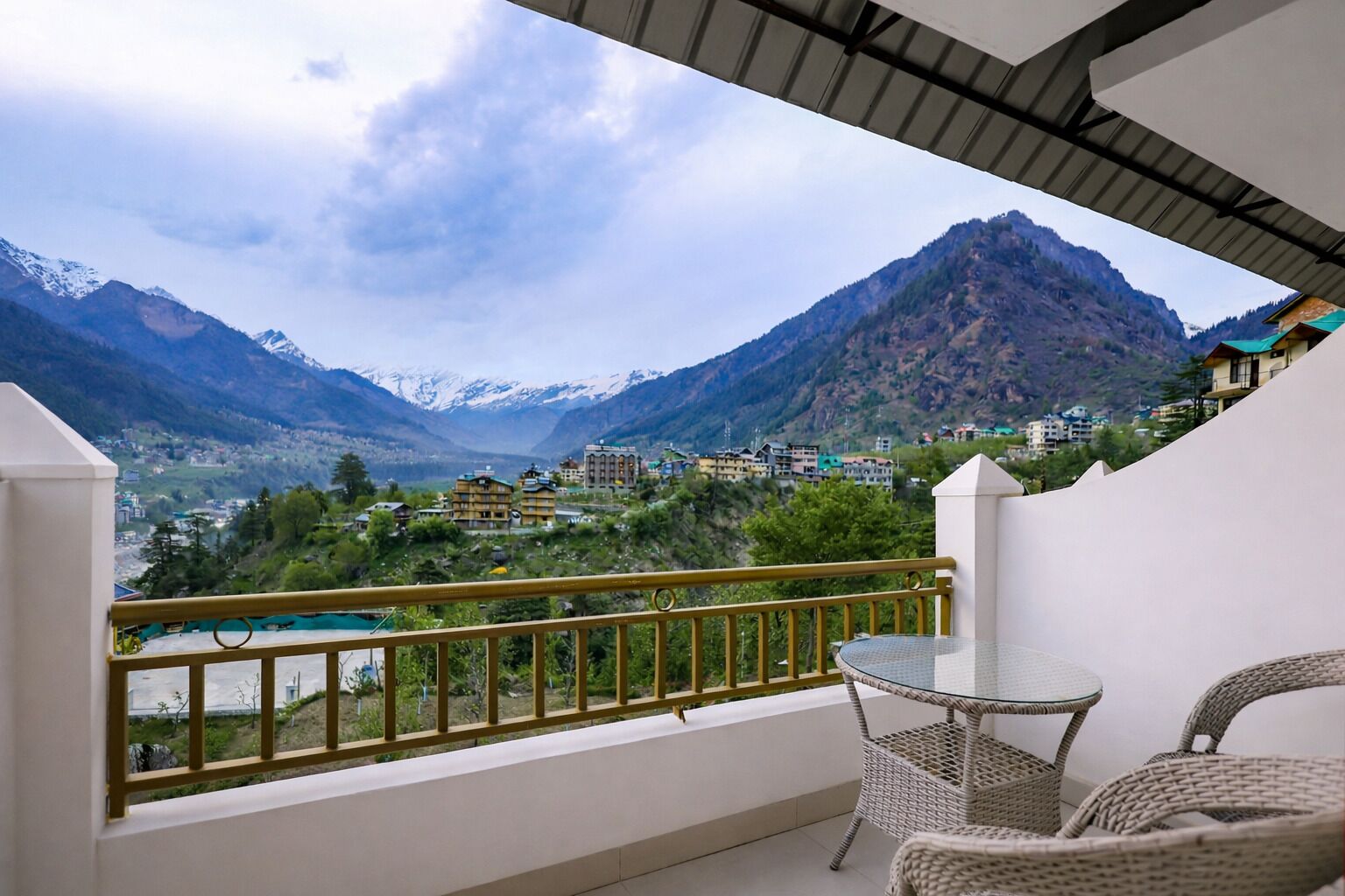 Premium Room, Balcony, Mountain View | Outdoor dining