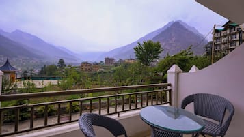 Quarto luxo, sacada, vista para a montanha | Opções para refeição ao ar livre