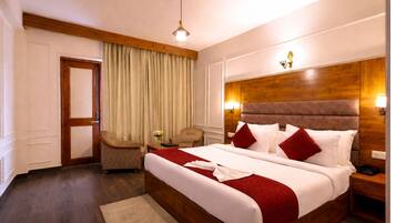 Minibar, desk, laptop workspace, free WiFi