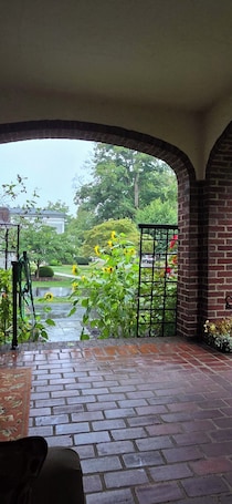 Terraza o patio. 2-bedroom bed and Breakfast in serene Warren just two blocks from down town