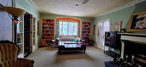 Living area - 2-bedroom bed and Breakfast in serene Warren  just two blocks from down town (Warren)