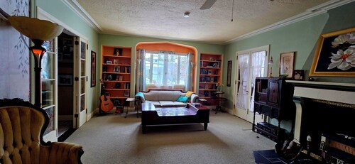 2-bedroom bed and Breakfast in serene Warren  just two blocks from down town