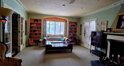 2-bedroom bed and Breakfast in serene Warren just two blocks from down town