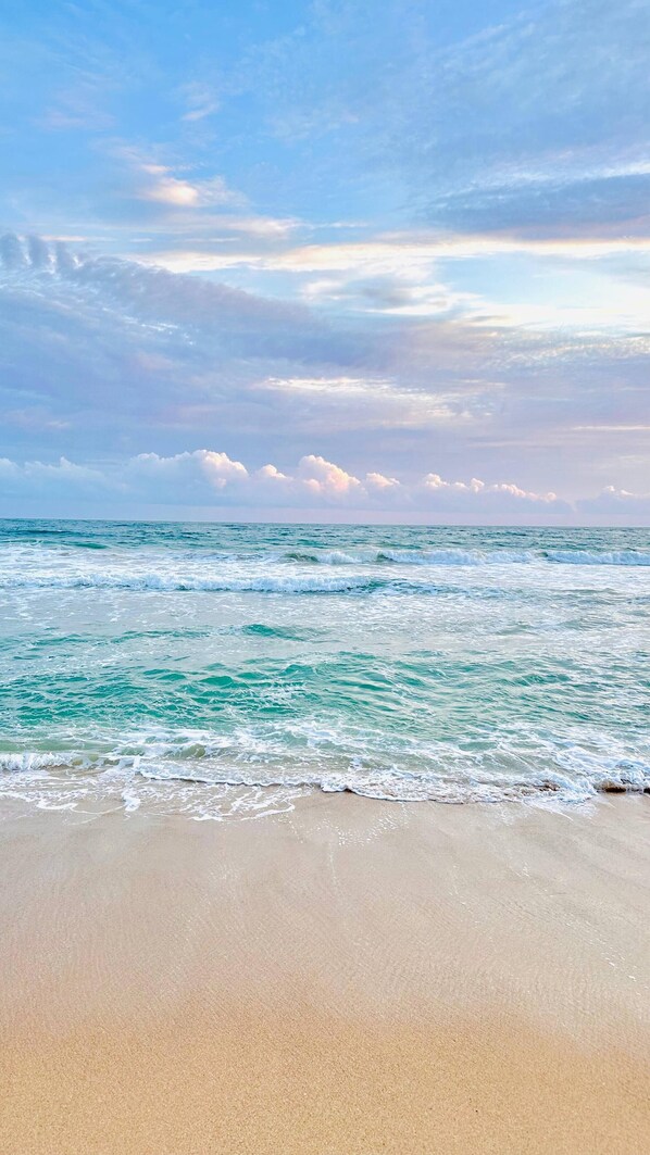 A beach with waves, clear sky, and clouds. - The Ridgecolonial Villa 10 min Walk to Beach (Ahangama)