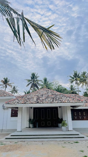 A building with a tiled roof, a black door, and a white wall. - The Ridgecolonial Villa 10 min Walk to Beach (Ahangama)