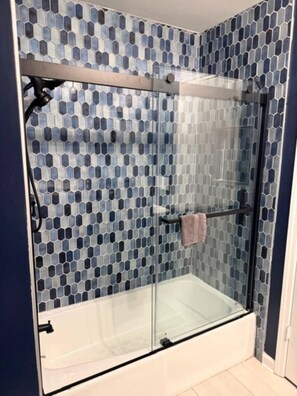 Dusche, Haartrockner, Bidet