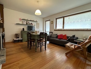 Living area - I LAMPONI Apart. - charming holiday home for up to 6 guests with panoramic views (Dimaro)
