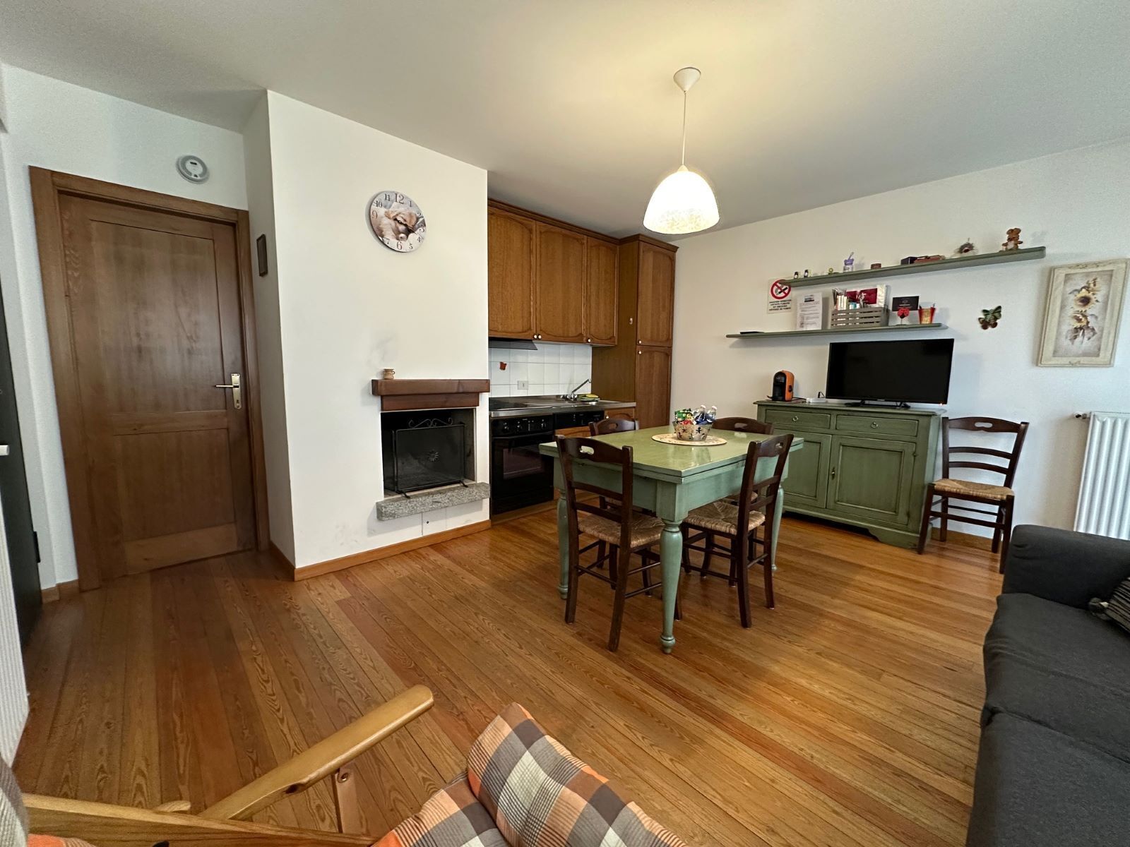 Un espacio habitable compacto con comedor, cocina y zona de estar.