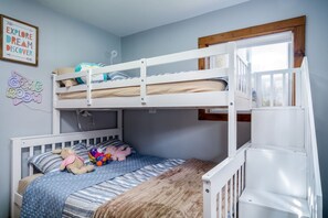 4 bedrooms, desk, iron/ironing board, travel cot - Whispering Willows Sanctuary | Wellness & Waterfront Oasis w/ Hot Tub, Sauna, Fire Pit & Pier (Spring Grove)
