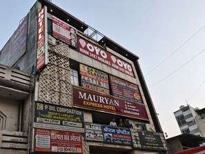 Front of property - Mauryan Express Hotel Nangloi Metro (New Delhi)