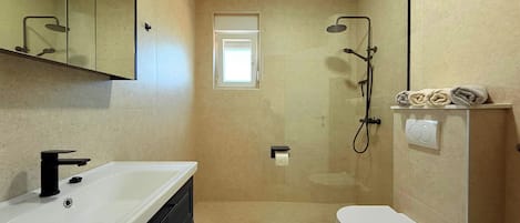 Douche, séchoir à cheveux, serviettes fournies, savon