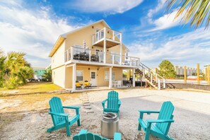 Terrace/patio - Short Walk to Beach, Fire Pit, Beach Gear (Gulf Shores)